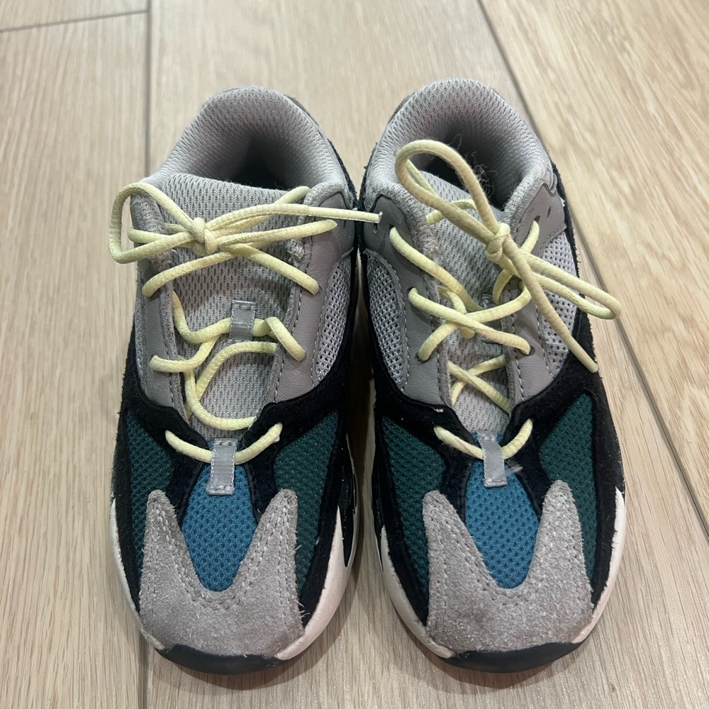 Yeezy waverunner. Size 9k